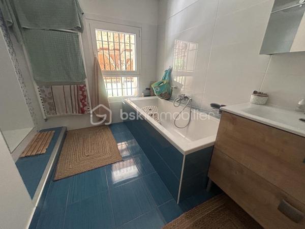 A 15 mn d'Agen environ, vous ne pourrez que tomber sous le charme de cette propriété à quelques minutes des commodités, constituée d'une grande maison en pierres avec belle terrasse couverte, garage et piscine !
Sur une parcelle d'environ 5000 M2 plate et arborée, vous découvrirez au calme une superbe maison en pierres de 280 M2, agrémentée d'une grande terrasse couverte de 100 M2 environ pour vos repas extérieurs et un carport pouvant accueillir plusieurs véhicules.
Au rez-de-chaussée, vous découvrirez une belle pièce de vie avec mezzanine, ouverte sur une large cuisine au charme rustique, une chambre ou bureau, un cellier, une buanderie.
L'étage vous mène à la mezzanine pouvant servir de bureau ou pièce de jeu et dessert 4 chambres dont un espace parental avec sa salle de bains aux beaux volumes et un bureau, une salle d'eau.
2 wc.
Le chauffage est assuré par une chaudière à granulés (2023) et les panneaux solaires installés en 2023 permettent une auto consommation un bon rapport énergétique.
A l'extérieur, grande piscine au sel (5x10) (liner neuf).
Fibre.
A visiter sans tarder !