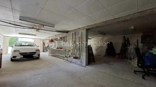Maison individuelle de 88 m² habitables, construite en 2005, élevée sur deux niveaux et comprenant :
•	Au sous-sol : un grand garage avec établi, pouvant accueillir deux voitures en enfilades et laissant de la place pour du stockage.
•	En rez-de-jardin/1er étage : une pièce de vie lumineuse avec salon/séjour et cuisine, un couloir desservant trois chambres (dont deux avec placards intégrés) et une salle d’eau avec WC.
À l’extérieur, vous profiterez d’un grand jardin en escalier, arboré et entièrement clôturé, agrémenté d’une piscine hors sol.
L’ensemble des parcelles représente une surface totale de 1174m².
Chauffage électrique. Consommation électrique du 06 juin 2025 au 05 juin 2026 : 1320€ (maison habitée toute l’année).
Les atouts de cette propriété :
•	Panneaux photovoltaïques sur le toit
•	Maison raccordée au tout-à-l’égout 
•	Aucun travaux à prévoir 
Je reste à votre disposition pour toute question ou pour organiser une visite. Une visite virtuelle de ce bien est disponible sur simple demande.