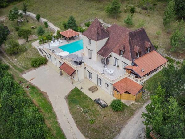 Maison ancienne - Belves MAGNIFIQUE MAISON DE 6 CHAMBRES, VUE IMPRENABLE, PLUS APPARTEMENT DE 2 CHAMBRES, SUPERBE PISCINE, PROCHE DE BELVES. SUR 1,2 HECTARES. PF90324