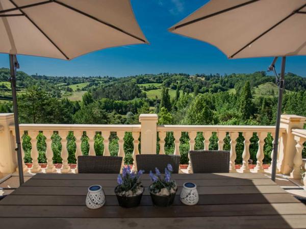 Maison ancienne - Belves MAGNIFIQUE MAISON DE 6 CHAMBRES, VUE IMPRENABLE, PLUS APPARTEMENT DE 2 CHAMBRES, SUPERBE PISCINE, PROCHE DE BELVES. SUR 1,2 HECTARES. PF90324