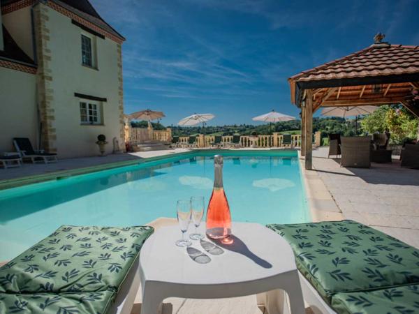 Maison ancienne - Belves MAGNIFIQUE MAISON DE 6 CHAMBRES, VUE IMPRENABLE, PLUS APPARTEMENT DE 2 CHAMBRES, SUPERBE PISCINE, PROCHE DE BELVES. SUR 1,2 HECTARES. PF90324