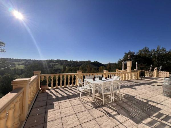 Maison ancienne - Belves MAGNIFIQUE MAISON DE 6 CHAMBRES, VUE IMPRENABLE, PLUS APPARTEMENT DE 2 CHAMBRES, SUPERBE PISCINE, PROCHE DE BELVES. SUR 1,2 HECTARES. PF90324