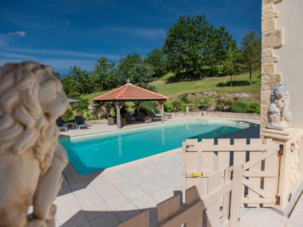 Maison ancienne - Belves MAGNIFIQUE MAISON DE 6 CHAMBRES, VUE IMPRENABLE, PLUS APPARTEMENT DE 2 CHAMBRES, SUPERBE PISCINE, PROCHE DE BELVES. SUR 1,2 HECTARES. PF90324