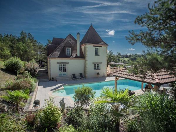 Maison ancienne - Belves MAGNIFIQUE MAISON DE 6 CHAMBRES, VUE IMPRENABLE, PLUS APPARTEMENT DE 2 CHAMBRES, SUPERBE PISCINE, PROCHE DE BELVES. SUR 1,2 HECTARES. PF90324