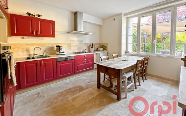 Maison à vendre    8 pièces •  Saint-Amand-Montrond