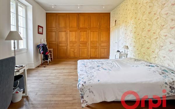 Maison à vendre    8 pièces •  Saint-Amand-Montrond