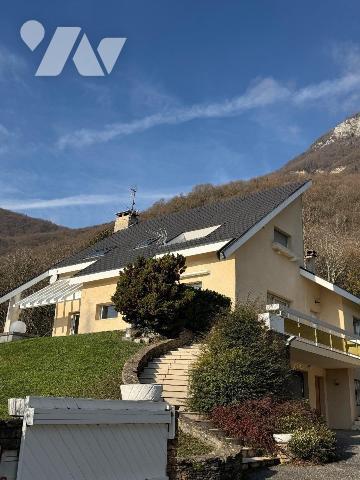 Maison rénovée d'environ 199 m² habitables avec demi-sous-sol complet

Idéalement située sur ...