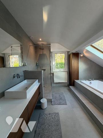 Maison rénovée d'environ 199 m² habitables avec demi-sous-sol complet

Idéalement située sur ...