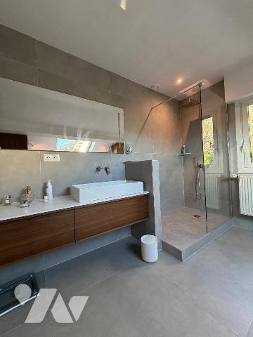 Maison rénovée d'environ 199 m² habitables avec demi-sous-sol complet

Idéalement située sur ...