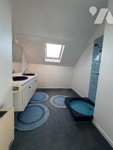 Maison rénovée d'environ 199 m² habitables avec demi-sous-sol complet

Idéalement située sur ...