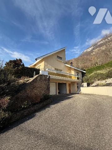 Maison rénovée d'environ 199 m² habitables avec demi-sous-sol complet

Idéalement située sur ...