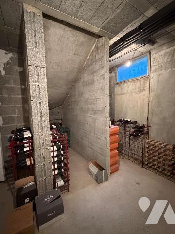 Maison rénovée d'environ 199 m² habitables avec demi-sous-sol complet

Idéalement située sur ...