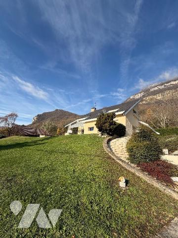 Maison rénovée d'environ 199 m² habitables avec demi-sous-sol complet

Idéalement située sur ...