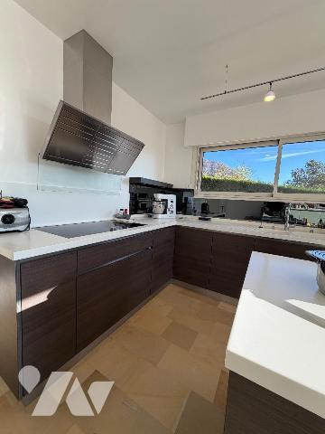 Maison rénovée d'environ 199 m² habitables avec demi-sous-sol complet

Idéalement située sur ...