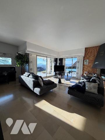 Maison rénovée d'environ 199 m² habitables avec demi-sous-sol complet

Idéalement située sur ...