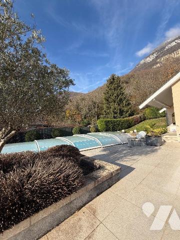 Maison rénovée d'environ 199 m² habitables avec demi-sous-sol complet

Idéalement située sur ...