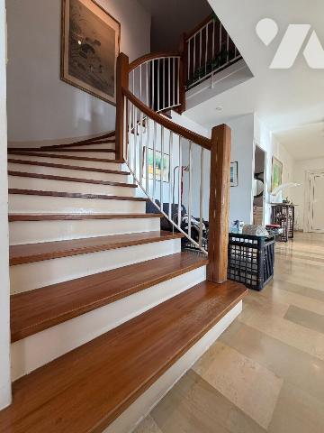 Maison rénovée d'environ 199 m² habitables avec demi-sous-sol complet

Idéalement située sur ...