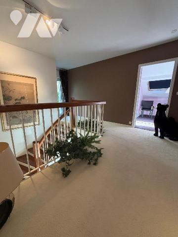 Maison rénovée d'environ 199 m² habitables avec demi-sous-sol complet

Idéalement située sur ...