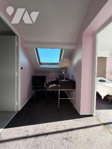 Maison rénovée d'environ 199 m² habitables avec demi-sous-sol complet

Idéalement située sur ...