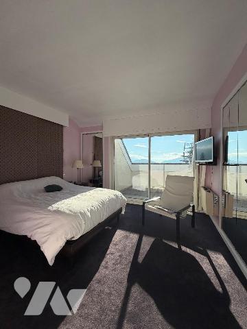 Maison rénovée d'environ 199 m² habitables avec demi-sous-sol complet

Idéalement située sur ...