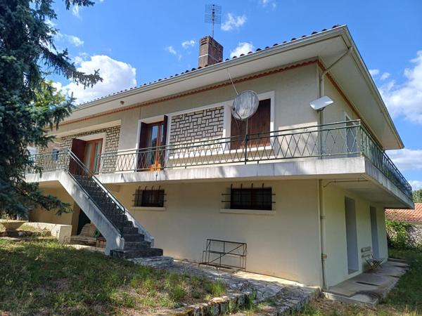 Maison idéalement située. Beaux volumes.