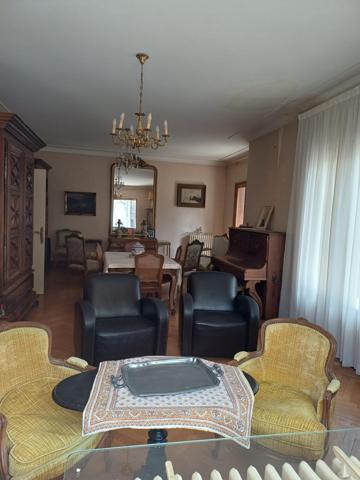 Maison idéalement située. Beaux volumes.