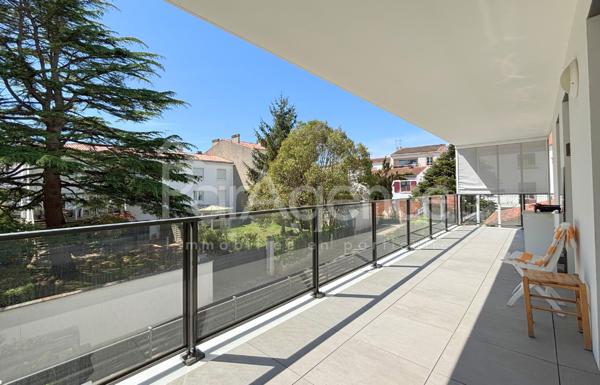 Centre-ville appartement avec grande terrasse et parking