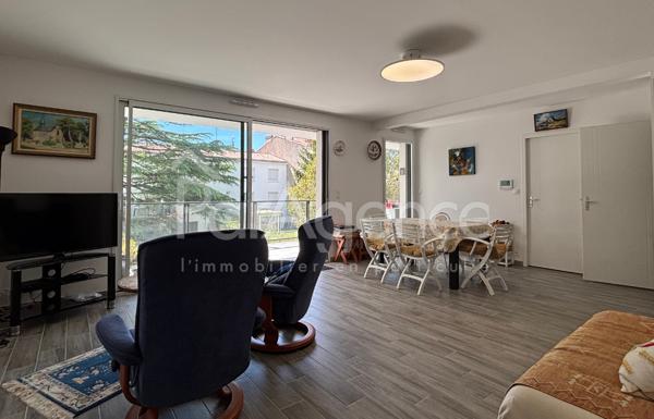 Centre-ville appartement avec grande terrasse et parking