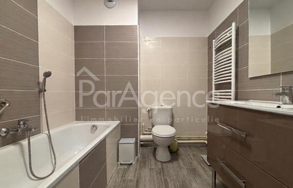 Centre-ville appartement avec grande terrasse et parking