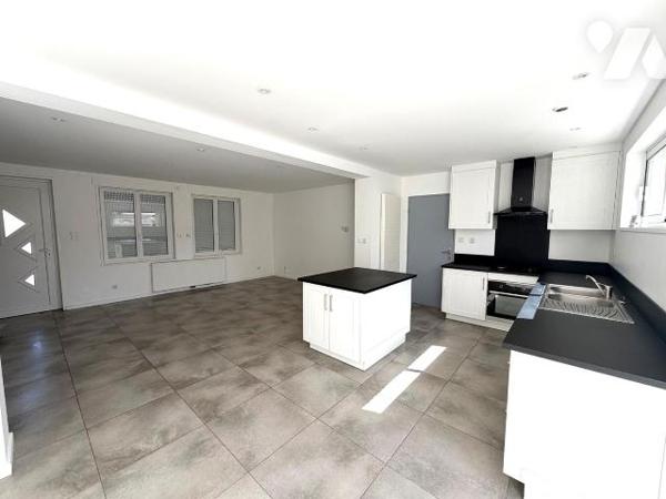 BERGUES INTRA-MUROS: Charmante maison rénovée de 105 m2 habitables vous offrant:

Rez de chau...