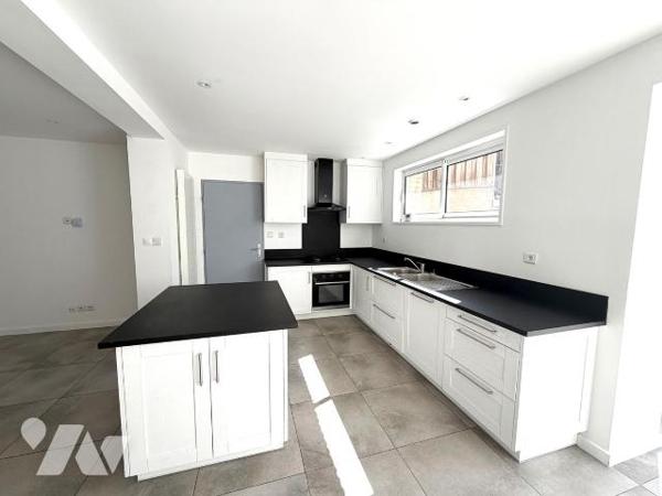 BERGUES INTRA-MUROS: Charmante maison rénovée de 105 m2 habitables vous offrant:

Rez de chau...