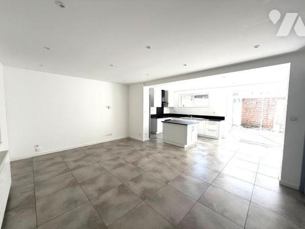 BERGUES INTRA-MUROS: Charmante maison rénovée de 105 m2 habitables vous offrant:

Rez de chau...