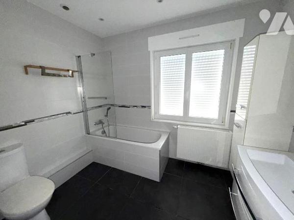 BERGUES INTRA-MUROS: Charmante maison rénovée de 105 m2 habitables vous offrant:

Rez de chau...