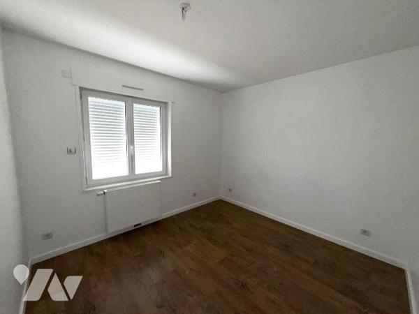 BERGUES INTRA-MUROS: Charmante maison rénovée de 105 m2 habitables vous offrant:

Rez de chau...