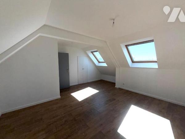 BERGUES INTRA-MUROS: Charmante maison rénovée de 105 m2 habitables vous offrant:

Rez de chau...