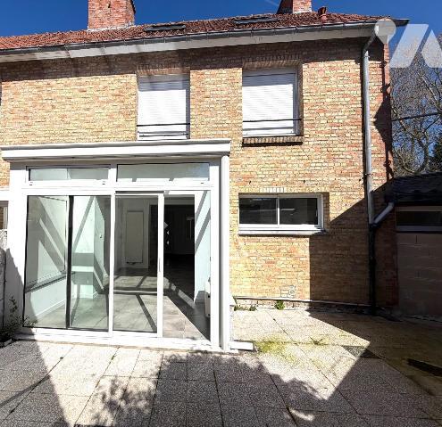 BERGUES INTRA-MUROS: Charmante maison rénovée de 105 m2 habitables vous offrant:

Rez de chau...