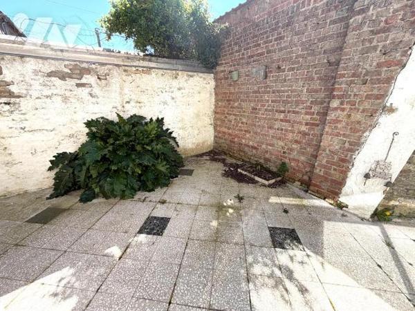 BERGUES INTRA-MUROS: Charmante maison rénovée de 105 m2 habitables vous offrant:

Rez de chau...