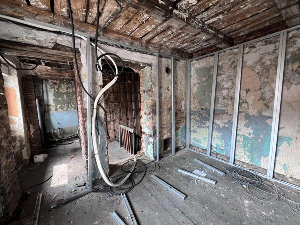 🏠 Triplex à rénover – 60 m² au sol – Terrasse 15 m² – 76 000 € FAI 📍 Sarreguemines – Centre-ville