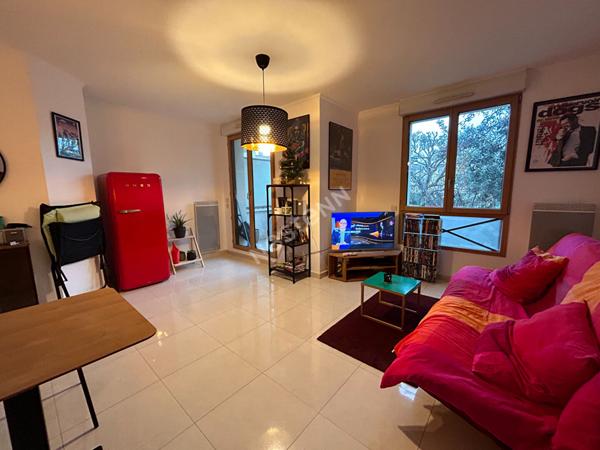 Secteur Pont de Bry - Studio avec balcon - Parking/cave