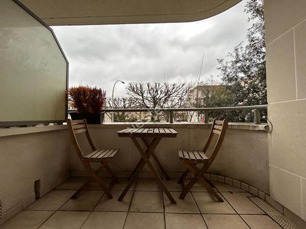 Secteur Pont de Bry - Studio avec balcon - Parking/cave