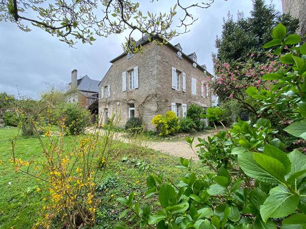 A VENDRE, maison de famille, centre de Dinan - 5 chambres, 176 m², grand jardin, calme et lumineux