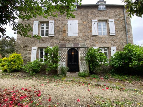 A VENDRE, maison de famille, centre de Dinan - 5 chambres, 176 m², grand jardin, calme et lumineux