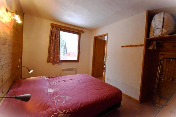 Cosy appartement de montagne entrée, séjour, poèle à bois, salle de bain, casier à ski, jardin, chambre, stationnement