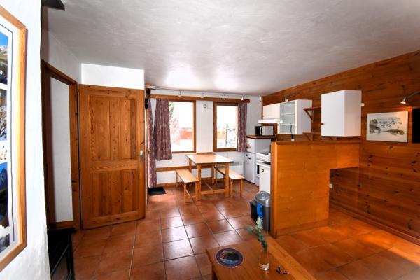 Cosy appartement de montagne entrée, séjour, poèle à bois, salle de bain, casier à ski, jardin, chambre, stationnement