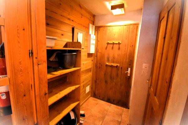 Cosy appartement de montagne entrée, séjour, poèle à bois, salle de bain, casier à ski, jardin, chambre, stationnement