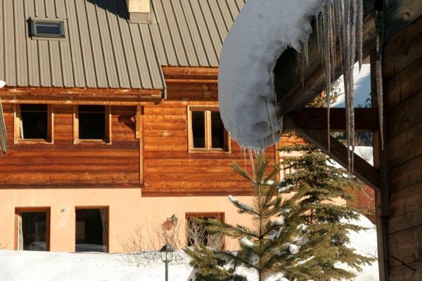 Cosy appartement de montagne entrée, séjour, poèle à bois, salle de bain, casier à ski, jardin, chambre, stationnement