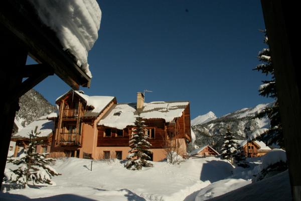Cosy appartement de montagne entrée, séjour, poèle à bois, salle de bain, casier à ski, jardin, chambre, stationnement