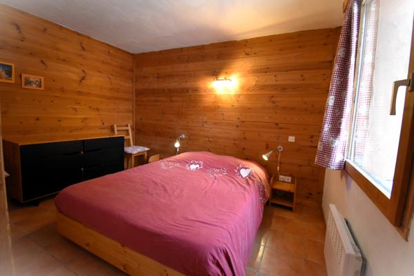 Cosy appartement de montagne entrée, séjour, poèle à bois, salle de bain, casier à ski, jardin, chambre, stationnement