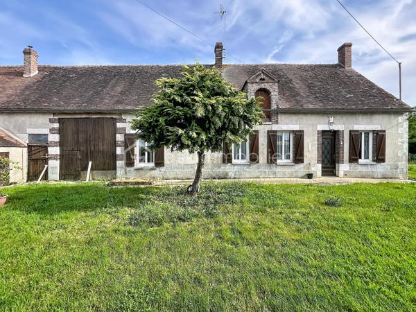 Avis aux amateurs de volumes et de projets de rénovation ! Située sur la commune de Chantecoq, découvrez cette fermette mitoyenne pleine de potentiel, implantée sur un magnifique terrain arboré de 2 190 m².
Emplacement et accessibilité : Située en bordure de route nationale, la maison bénéficie d'un accès routier très facile et rapide, idéal pour les déplacements quotidiens ou pour une activité professionnelle (artisan, stockage). Les fenêtres sont déjà équipées de double vitrage PVC pour le confort intérieur.
La maison se compose de :
Une grande cuisine conviviale.
Trois chambres (dont deux en enfilade, parfaites pour un espace parents/enfants ou un bureau).
Une salle de bain, une buanderie pratique et un WC séparé.
Les grands + de ce bien :
Potentiel d'agrandissement : Un grenier aménageable et une dépendance attenante offrent de superbes possibilités d'extension.
Pour les bricoleurs, artisans ou collectionneurs : Un immense hangar extérieur de plus de 100 m², idéal pour du stockage ou un atelier.
Côté technique : Assainissement par fosse septique (à remettre aux normes).
