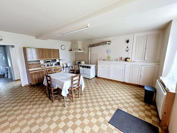 Avis aux amateurs de volumes et de projets de rénovation ! Située sur la commune de Chantecoq, découvrez cette fermette mitoyenne pleine de potentiel, implantée sur un magnifique terrain arboré de 2 190 m².
Emplacement et accessibilité : Située en bordure de route nationale, la maison bénéficie d'un accès routier très facile et rapide, idéal pour les déplacements quotidiens ou pour une activité professionnelle (artisan, stockage). Les fenêtres sont déjà équipées de double vitrage PVC pour le confort intérieur.
La maison se compose de :
Une grande cuisine conviviale.
Trois chambres (dont deux en enfilade, parfaites pour un espace parents/enfants ou un bureau).
Une salle de bain, une buanderie pratique et un WC séparé.
Les grands + de ce bien :
Potentiel d'agrandissement : Un grenier aménageable et une dépendance attenante offrent de superbes possibilités d'extension.
Pour les bricoleurs, artisans ou collectionneurs : Un immense hangar extérieur de plus de 100 m², idéal pour du stockage ou un atelier.
Côté technique : Assainissement par fosse septique (à remettre aux normes).
